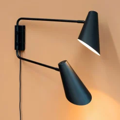 Hot Dyberg Larsen Cale 68cm vägglampa Svart