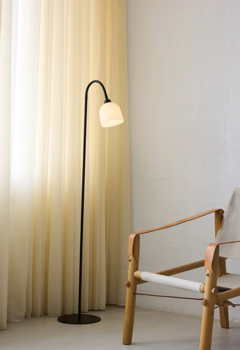 Discount Halo Design Glow 1 golvlampa Svart