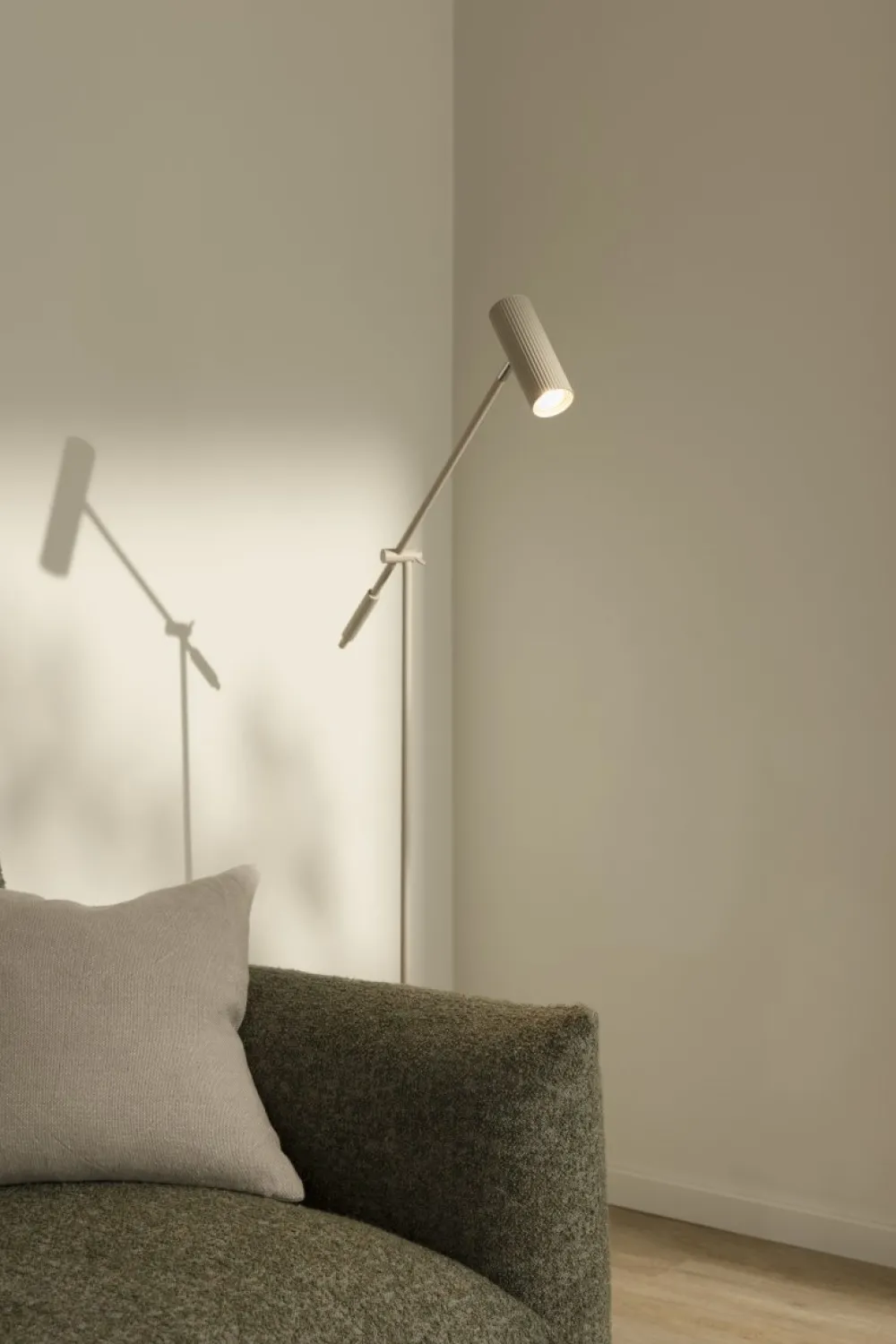 Online Globen Lighting Hubble Read golvlampa