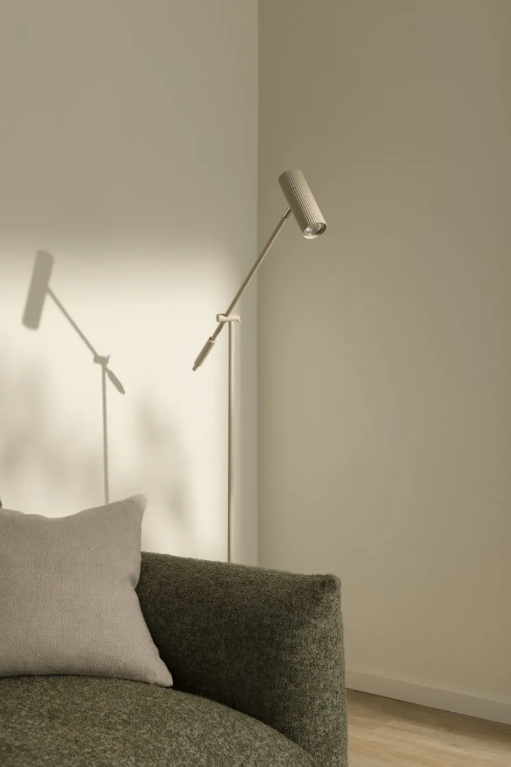 Online Globen Lighting Hubble Read golvlampa