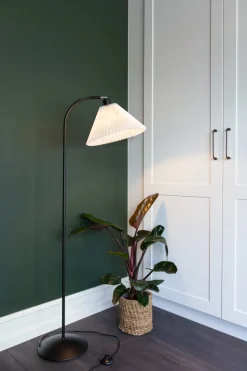 Discount Halo Design Medina golvlampa Svart