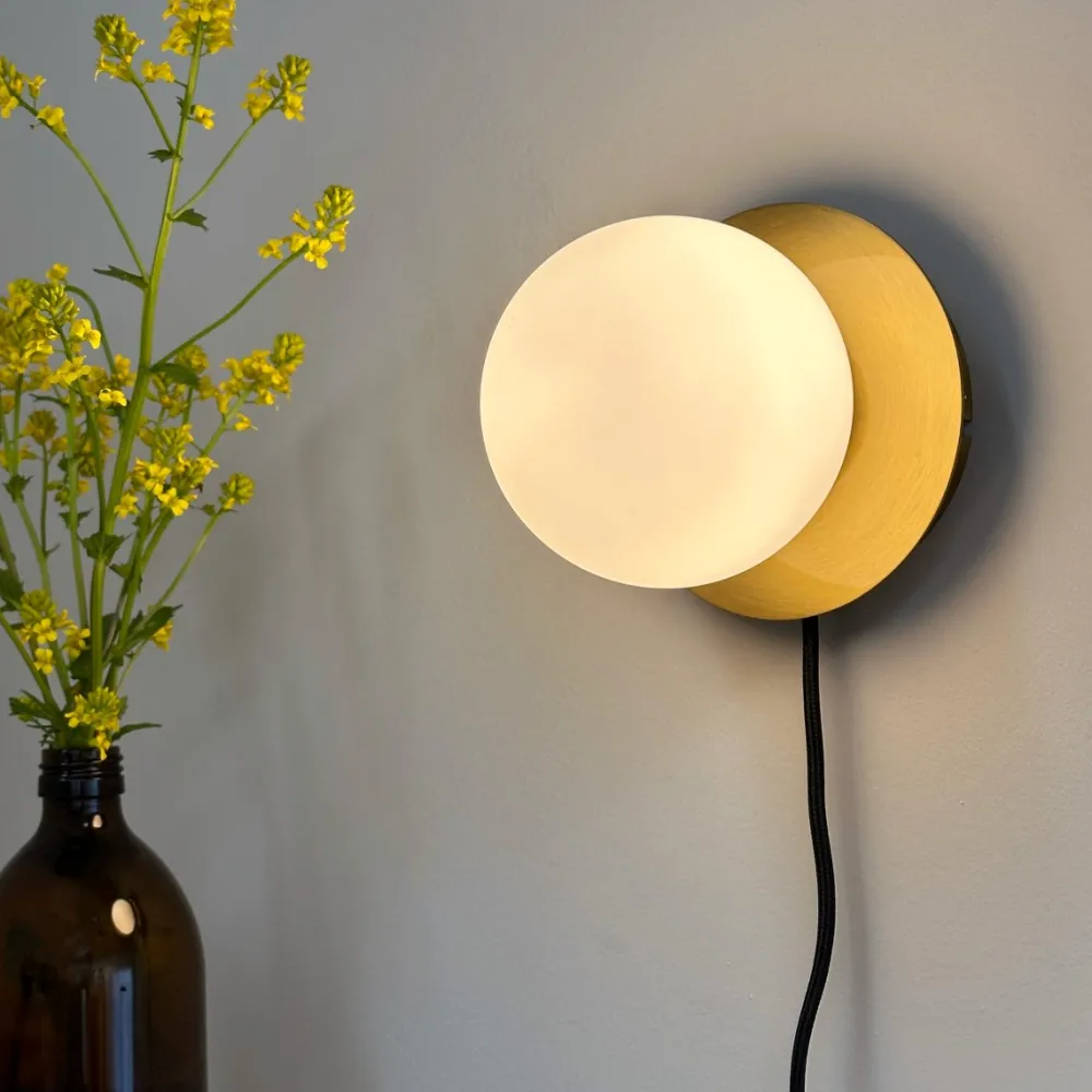 Hot Dyberg Larsen Sia Ø12 vägglampa Mässing